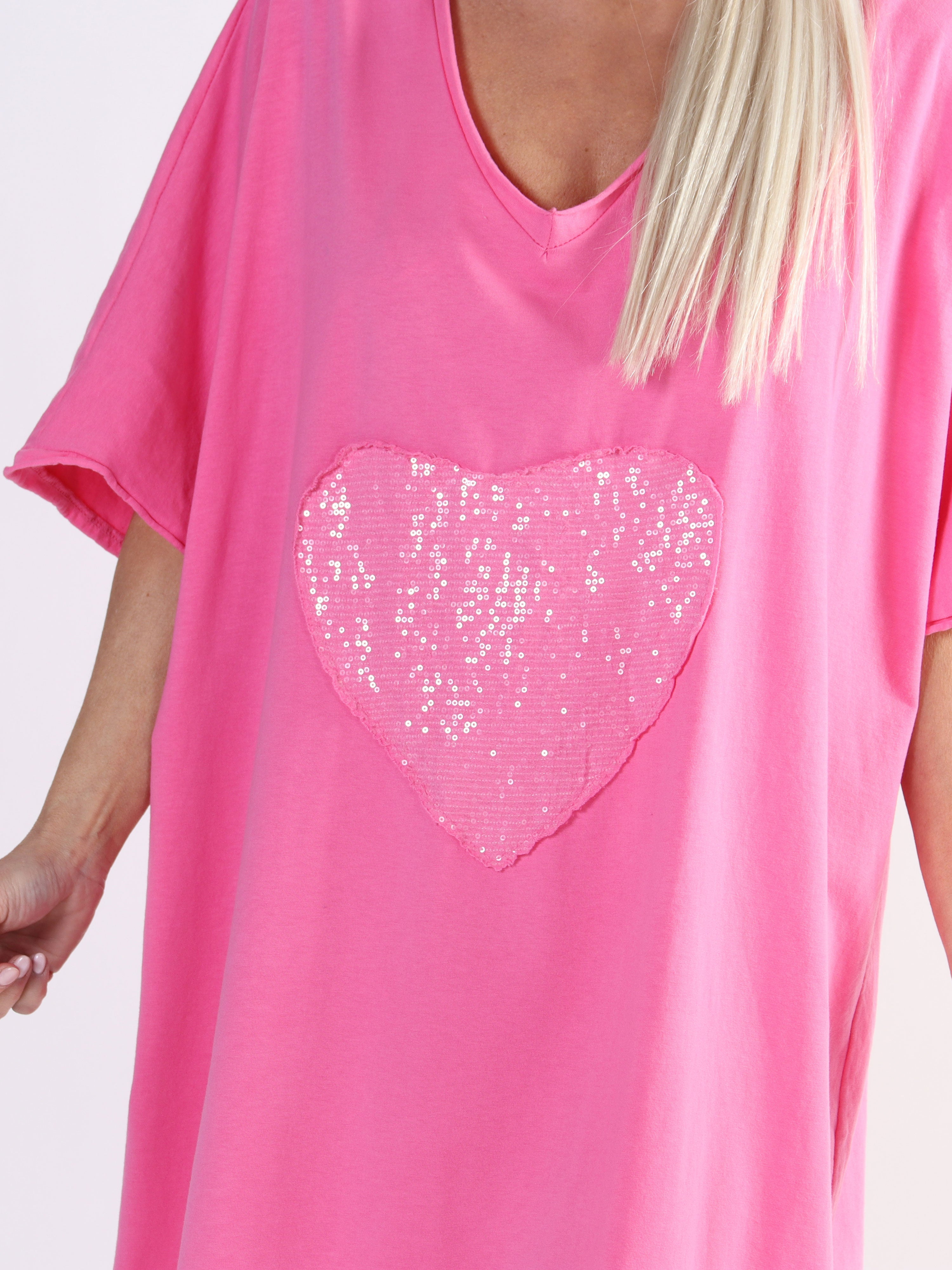 Shila - T-shirtklänning i bomull med paljetthjärta i plusstorlek